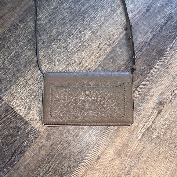 MARC JACOBS Convertible Crossbody/Wallet - Picture 2 of 7